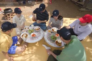 ▲眾演員煮一頓飯手忙腳亂。(愛奇藝國際站、friDay影音) ▲眾演員煮一頓飯手忙腳亂。(愛奇藝國際站、friDay影音)