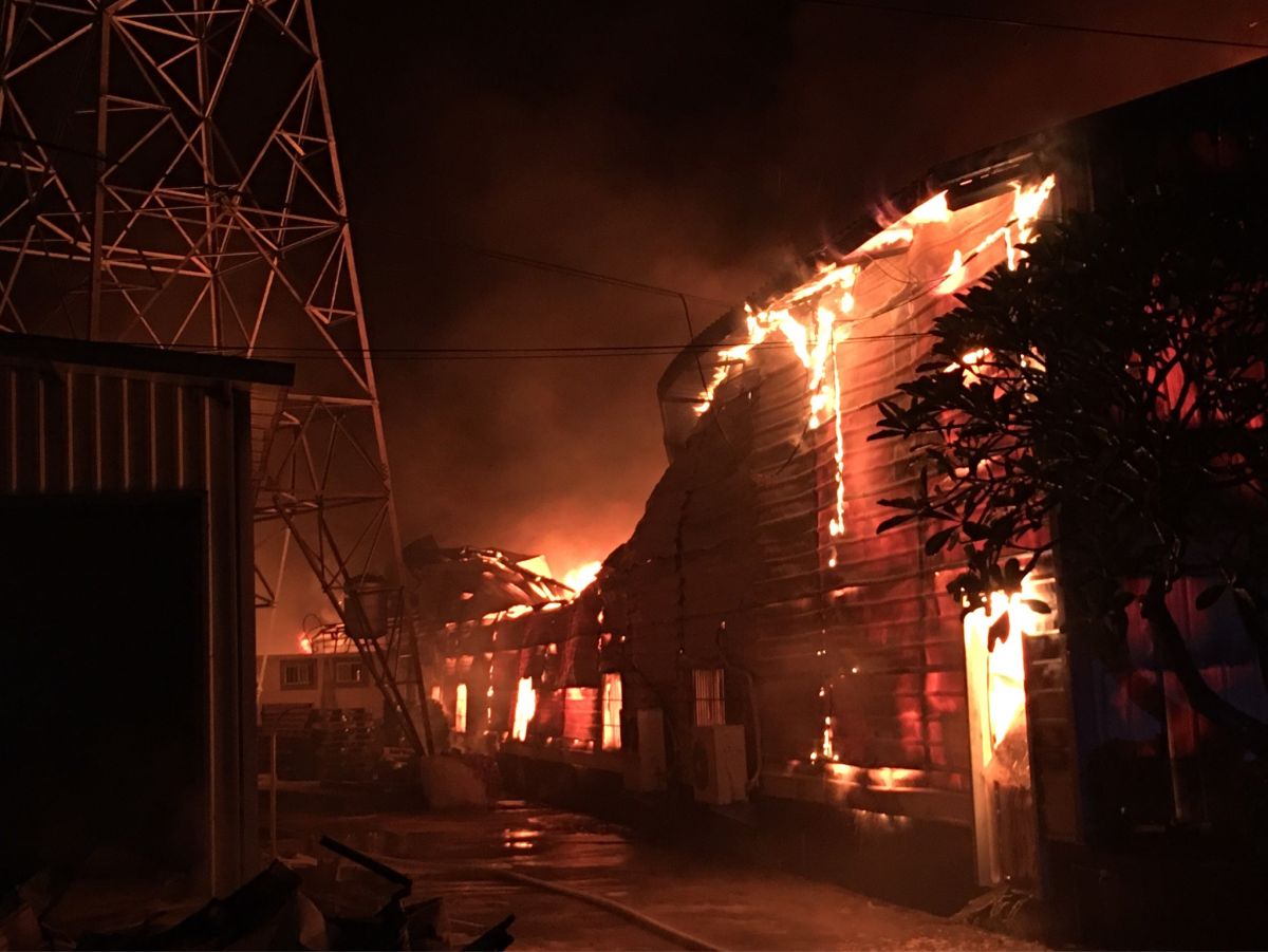▲路竹區廠房起火，火勢猛烈。（圖／翻攝畫面）