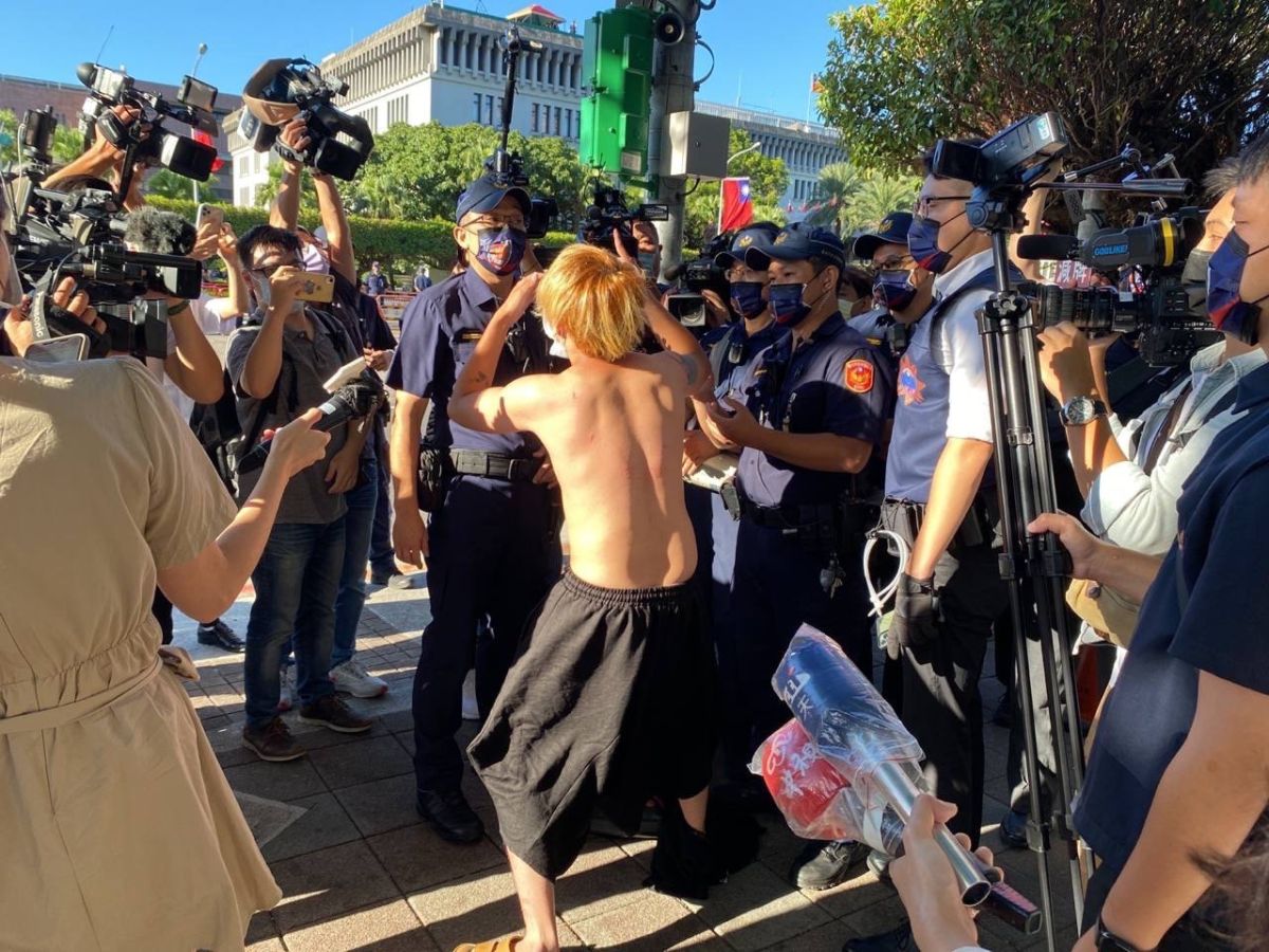 網紅裸上身闖國慶管制區喊「蘇貞昌下台！」警方帶回管束