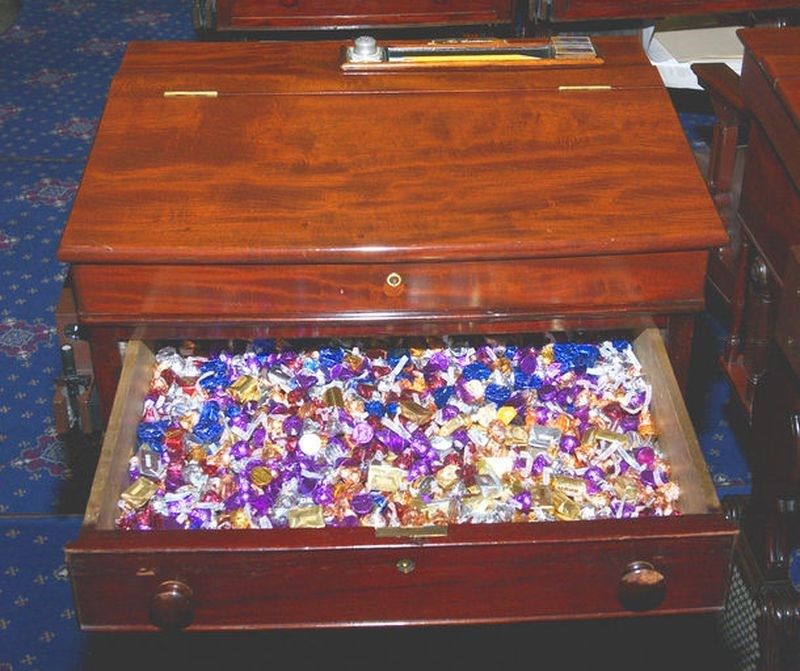 ▲美國參議院有張「糖果桌」，超過半世紀以來，即使在最費心思的投票環節，也可讓參議員們甜甜嘴。（圖取自美國參議院網頁senate.gov）