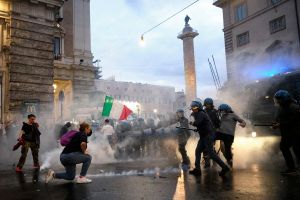 羅馬萬人上街抗議健康通行證　警動用水柱催淚彈
