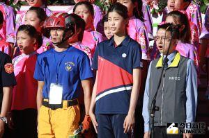 ▲110年國慶大典登場，「國民女婿」羅一鈞（右）、「國民女友」羅嘉翎（中）領唱國歌。（圖／記者葉政勳攝，2021.10.10）