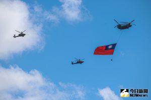 ▲110年雙十國慶大會登場，CH-47運輸直升機吊掛典禮史上最巨幅國旗通過總統府上空。（圖／記者葉政勳攝，2021.10.10）