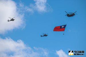 CH-47運輸直升機吊掛巨幅國旗 ▲110年雙十國慶大會登場,CH-47運輸直升機吊掛典禮史上最巨幅國旗通過總統府上空。(圖/記者葉政勳攝,2021.10.10)