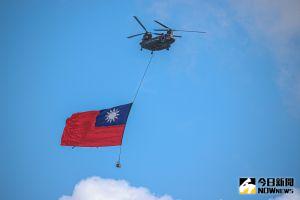 ▲110年雙十國慶大會登場，CH-47運輸直升機吊掛典禮史上最巨幅國旗通過總統府上空。（圖／記者葉政勳攝，2021.10.10）