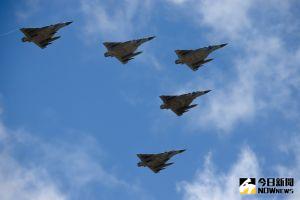 ▲110年國慶,空中分列式空軍幻象2000戰機飛越凱道上空。(圖/記者葉政勳攝。2021.10.10) ▲110年國慶,空中分列式空軍幻象2000戰機飛越凱道上空。(圖/記者葉政勳攝。2021.10.10)