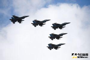 ▲110年國慶，空中分列式空軍F-16戰機飛越凱道上空。（圖／記者葉政勳攝。2021.10.10）