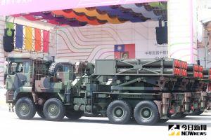 ▲110年國慶典禮,雷霆2000多管火箭車通過會場。(圖/記者葉政勳攝。2021.10.10) ▲110年國慶典禮,雷霆2000多管火箭車通過會場。(圖/記者葉政勳攝。2021.10.10)