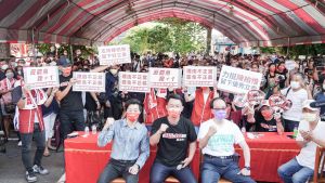 王瑞德自爆不敢從政原因 陳柏惟聽完笑了 ▲林昶佐(前左)、王瑞德(前右)為陳柏惟站台,帶來旺盛人氣。(圖/陳柏惟服務處提供,2021.10.10)