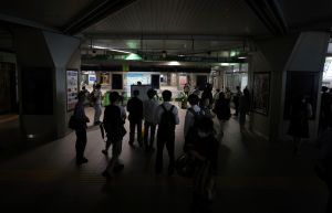 變電所發生火災當下,部分車站也出現了停電的狀況。(圖/美聯社/達志影像) ▲變電所發生火災當下,部分車站也出現了停電的狀況。(圖/美聯社/達志影像)