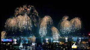 ▲兩萬枚焰火接連撼動高雄、點亮高雄港灣夜空。(圖/記者陳美嘉攝,2021.10.10) ▲兩萬枚焰火接連撼動高雄、點亮高雄港灣夜空。(圖/記者陳美嘉攝,2021.10.10)