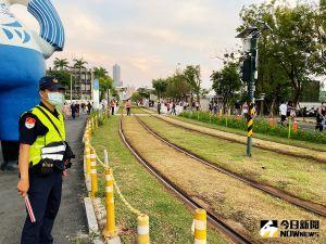 ▲今年國慶焰火活動會場鄰近捷運及輕軌，停車不易，市府特加密捷運及輕軌疏運並闢駛三條線免費接駁車加強疏運。(圖／記者郭俊暉攝，2021.10.10)