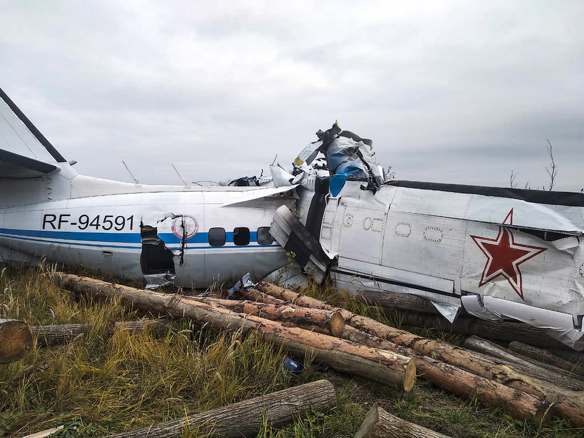 ▲一架載有跳傘愛好者的L-410輕型飛機今天在俄國中部的韃靼自治共和國境內墜毀，造成15人死亡、7人受傷。（圖／美聯社／達志影像）