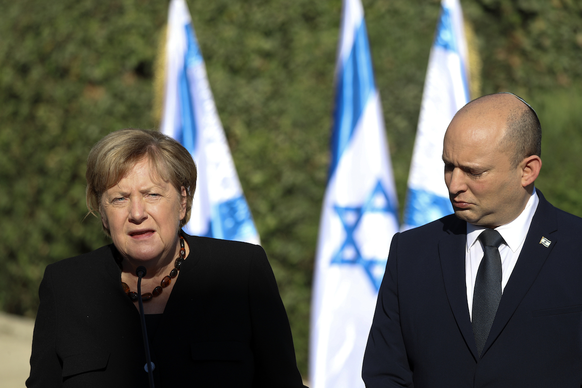 ▲德國總理梅克爾（左）在卸任前訪問以色列，並和以色列總理班奈特（右）舉行會談。（圖／美聯社／達志影像）