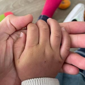 鄭爽 ▲鄭爽在IG曝光代孕生下來的一雙兒女,並未受到前夫良好照顧。(圖/翻攝鄭爽IG)
