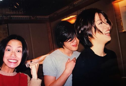 何韻詩(左)貼出與師父梅艷芳(右)1999年時拍攝的合照。(圖/翻攝何韻詩臉書) ▲何韻詩(左)貼出與師父梅艷芳(右)1999年時拍攝的合照。(圖/翻攝何韻詩臉書)