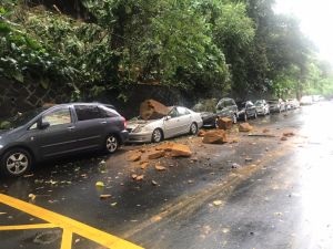 內湖巨石崩落3車被壓壞！北市府：緊急清理、協助移車
