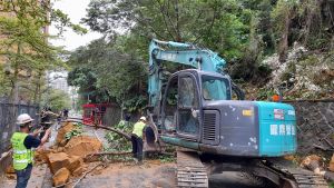 ▲北市內湖區成功路二段456巷發生土石崩落意外,壓壞三輛停放在路邊的車輛,大地工程處緊急處理。目前正在清理路面落石與協助車主移車。(圖/北市府提供) ▲北市內湖區成功路二段456巷發生土石崩落意外,壓壞三輛停放在路邊的車輛,大地工程處緊急處理。目前正在清理路面落石與協助車主移車。(圖/北市府提供)