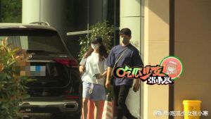 劉詩詩 ▲劉詩詩(左)和吳奇隆低調前往醫院,打扮相當樸素。(圖/《吃瓜少女張小寒》微博)