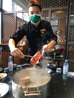 搶搭5倍券順風車 台中餐飲業加碼祭優惠搶客 ▲台中溫十八火鍋配合振興券加碼優惠,凡點套餐即可享有加購禮,波士頓龍蝦500元有找。(圖/記者金武鳳攝,2021.10.11)