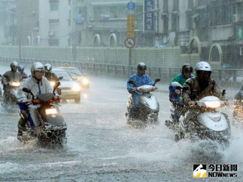 ▲小犬颱風暴風圈已經觸陸，東半部、南部地區越晚風雨越大，防颱作業不可輕忽。（圖/NOWnews影像中心）