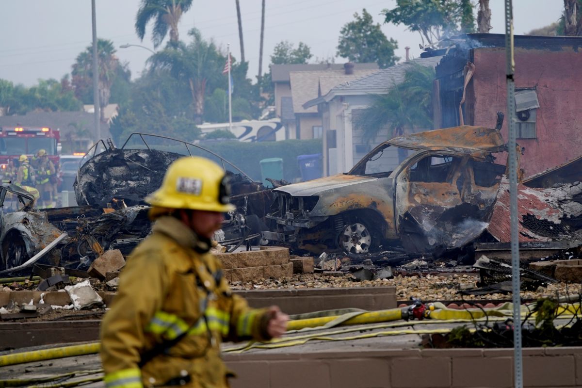 ▲一架小型飛機11日在加州聖地牙哥（San Diego）距離一所高中僅幾個街區遠的地方墜毀，造成至少2人喪生。（圖／美聯社／達志影像）