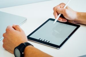 ▲原PO猶豫要不要把五倍券拿來買iPad,貼文一出,網友們也揭開iPad的3大優勢。(示意圖/取自unsplash) ▲原PO猶豫要不要把五倍券拿來買iPad,貼文一出,網友們也揭開iPad的3大優勢。(示意圖/取自unsplash)