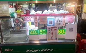 ▲在高雄市商圈夜市券的加持下凱旋青年夜市攤商受惠商圈夜市券消費人潮,提早被掃攤只好貼出售完公告。(圖/高市府提供) ▲在高雄市商圈夜市券的加持下凱旋青年夜市攤商受惠商圈夜市券消費人潮,提早被掃攤只好貼出售完公告。(圖/高市府提供)