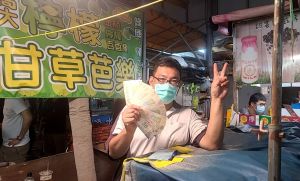 ▲高市凱旋青年夜市攤商提早收攤的攤商,估算在商圈夜市券的發酵下業績有一至三倍的成長。(圖/高市府提供) ▲高市凱旋青年夜市攤商提早收攤的攤商,估算在商圈夜市券的發酵下業績有一至三倍的成長。(圖/高市府提供)