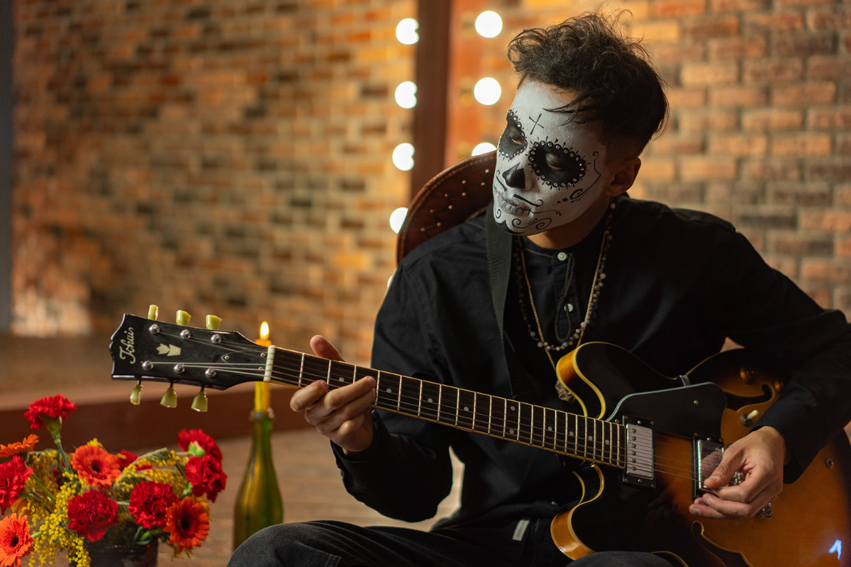 ▲墨西哥民眾會在11月2日「亡靈節」的時候化裝成鬼魂是為了與亡者共舞，這天會鋪上萬壽菊希望為亡者引領回家的路。（圖／pexels）