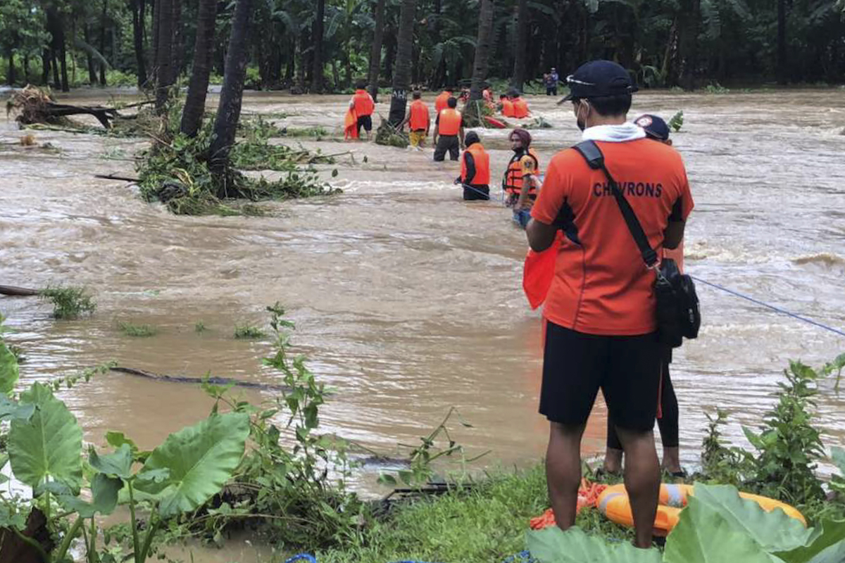 ▲菲律賓當局今天表示，強烈熱帶風暴「圓規」帶來的大雨在全國各地造成村鎮淹水、引發土石流，至少已有11人喪命、7人失蹤。（圖／美聯社／達志影像）