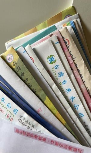女網友抱怨家中長輩留存了一整箱帳單。(圖/翻攝爆廢公社公開版臉書) ▲女網友抱怨家中長輩留存了一整箱帳單。(圖/翻攝爆廢公社公開版臉書)
