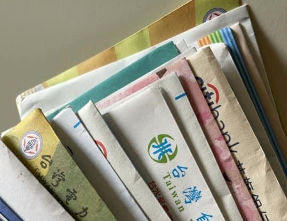 ▲女網友抱怨家中長輩留存了一整箱帳單,就有內行人點出原因,直喊「至少留五年!」(圖/翻攝爆廢公社公開版臉書)