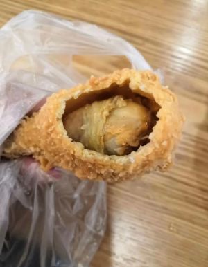 ▲原PO咬了一口,發現裡面的肉跟外層的皮,其實相隔一段距離,這才知道雞腿不如想像中的大。(圖/翻攝自《爆廢公社公開版》) ▲原PO咬了一口,發現裡面的肉跟外層的皮,其實相隔一段距離,這才知道雞腿不如想像中的大。(圖/翻攝自《爆廢公社公開版》)