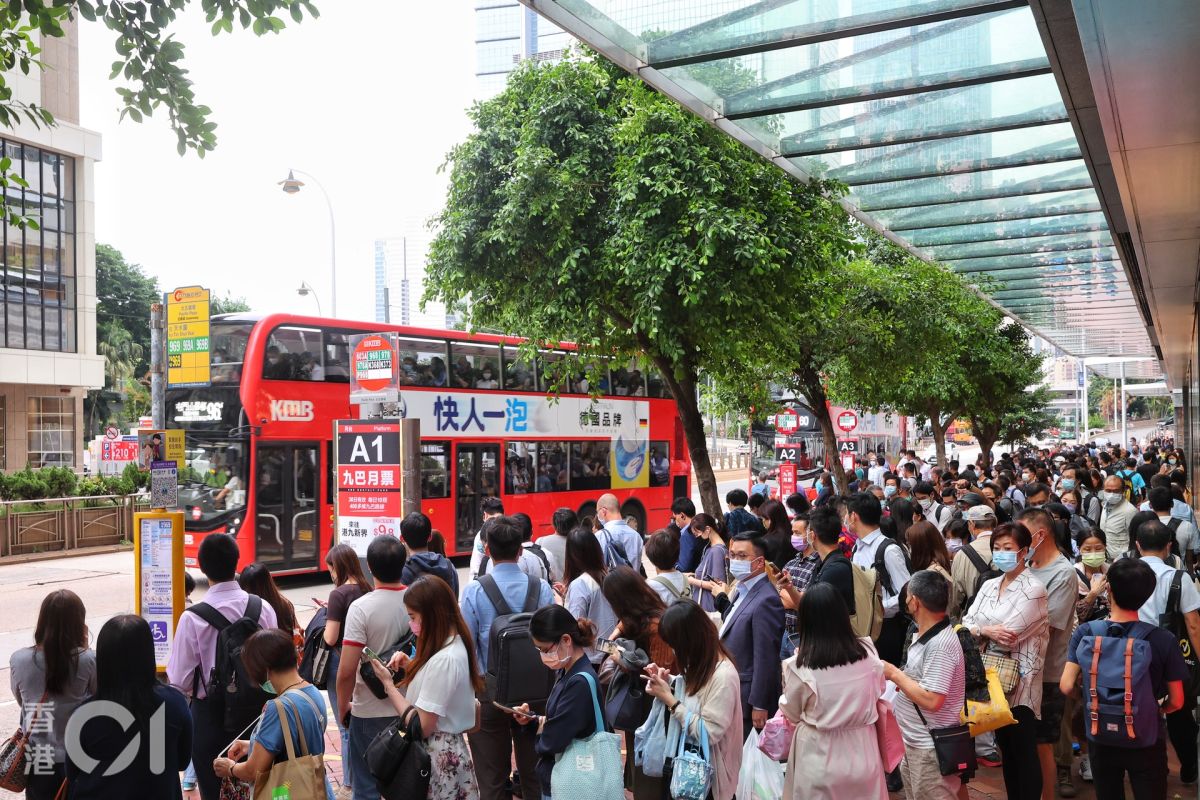 ▲圓規逼近香港，天文台發出8號風球，不少民眾下班趕忙回家。（圖／翻攝自《香港01》）