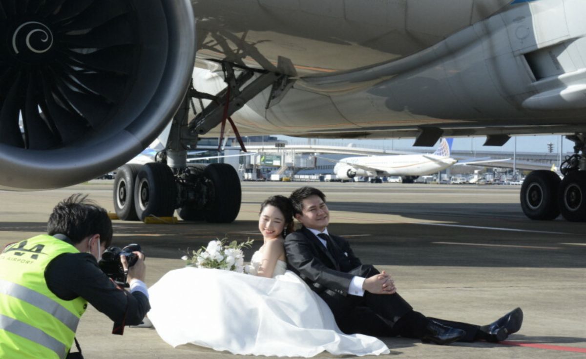 ▲日本成田機場推出讓新人在停機坪與飛機一起拍婚紗照的服務。（圖／翻攝自《每日新聞》）