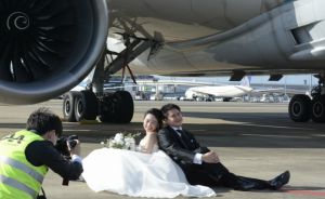 疫情重創航空業　日本成田機場推停機坪拍婚紗
