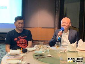 ▲澎恰恰。(圖/記者朱永強攝) ▲澎恰恰(左)和林秉文出席記者會,解釋清償債務方案。(圖/記者朱永強攝)