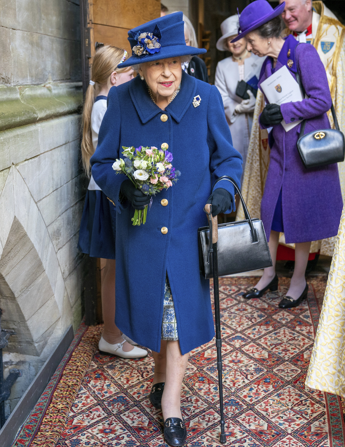 95歲英國女王赴西敏寺　罕見公開拄杖走路