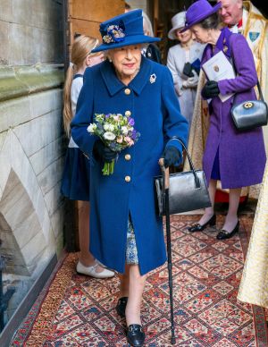 95歲英國女王赴西敏寺　罕見公開拄杖走路
