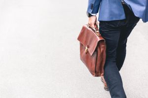 ▲原PO好奇「有哪些行業高薪但專業度低的嗎」,貼文一出,網友全喊「業務」。(示意圖/取自unsplash) ▲原PO好奇「有哪些行業高薪但專業度低的嗎」,貼文一出,網友全喊「業務」。(示意圖/取自unsplash)