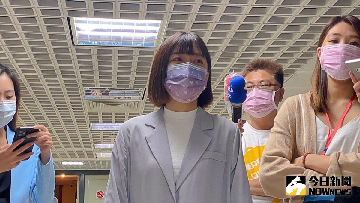 ▲台北市議員林穎孟13日爆料，北市醫療院所疑似將疫苗放到過期，甚至還在過期之後給民眾接種。（圖／記者丁上程攝，2021.10.13）