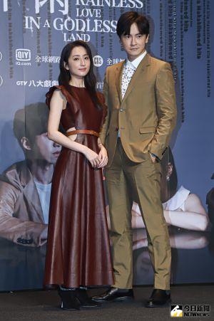 ▲柯佳嬿(左)、鄭元暢(右)出席《無神之地不下雨》首映記者會。(圖/記者葉政勳攝 , 2021.10.13) ▲柯佳嬿(左)、鄭元暢(右)出席《無神之地不下雨》首映記者會。(圖/記者葉政勳攝 , 2021.10.13)