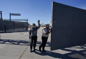 美邊界睽違20個月重啟　墨西哥數百輛車排隊等入境
