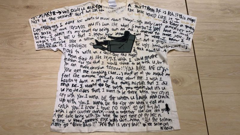 ▲Lara梁心頤收藏前任發霉的T-Shirt卡片。(圖/新湃傳媒提供)