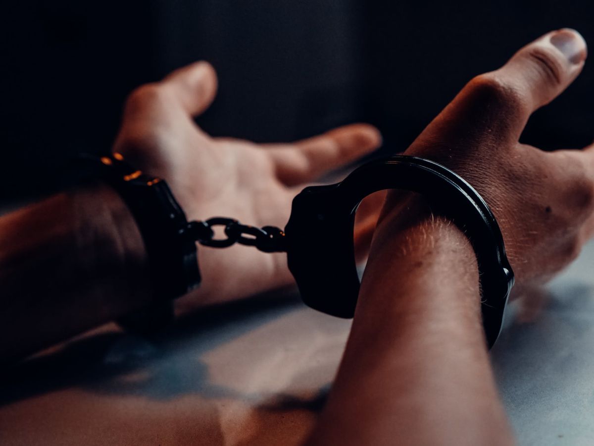 ▲英國有名男子在街頭竊取他人的財物,手法竟是用唱歌、跳舞等方式,讓警方看了相當傻眼。(示意圖,圖中人物與當事者無關/翻攝自《pexels》 )