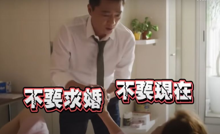 ▲《俗女養成記2》陳嘉玲(謝盈萱 飾)在產房痛得呼天搶地時,男友蔡永森(藍葦華 飾)竟在此時掏出戒指作勢下跪求婚。(圖/翻攝CATCHPLAY PLUS 劇情影片)