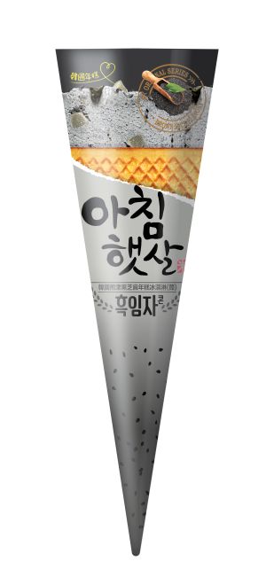 ▲「韓國黑芝麻年糕冰淇淋(筒)」！打開就能聞到的黑芝麻冰淇淋香氣，搭配口感紮實的韓國年糕，十足的韓國特色！底層搭配可可風味餅乾，層次豐富，每一口都是極致享受。（圖／資料照片）