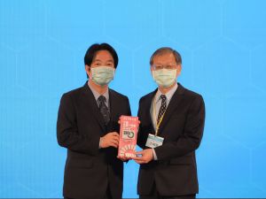 ▲副總統賴清德(左)頒發台灣永續行動獎給中鋼公司，由總經理王錫欽(右)代表接受。(圖／台灣永續能源研究基金會提供)