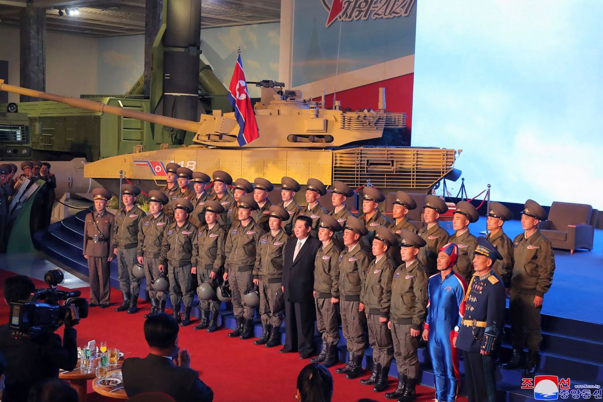 ▲北韓官媒釋出的合照中，赫見一名全身穿著超緊身閃亮藍色服裝的士兵。（圖／美聯社／達志影像）